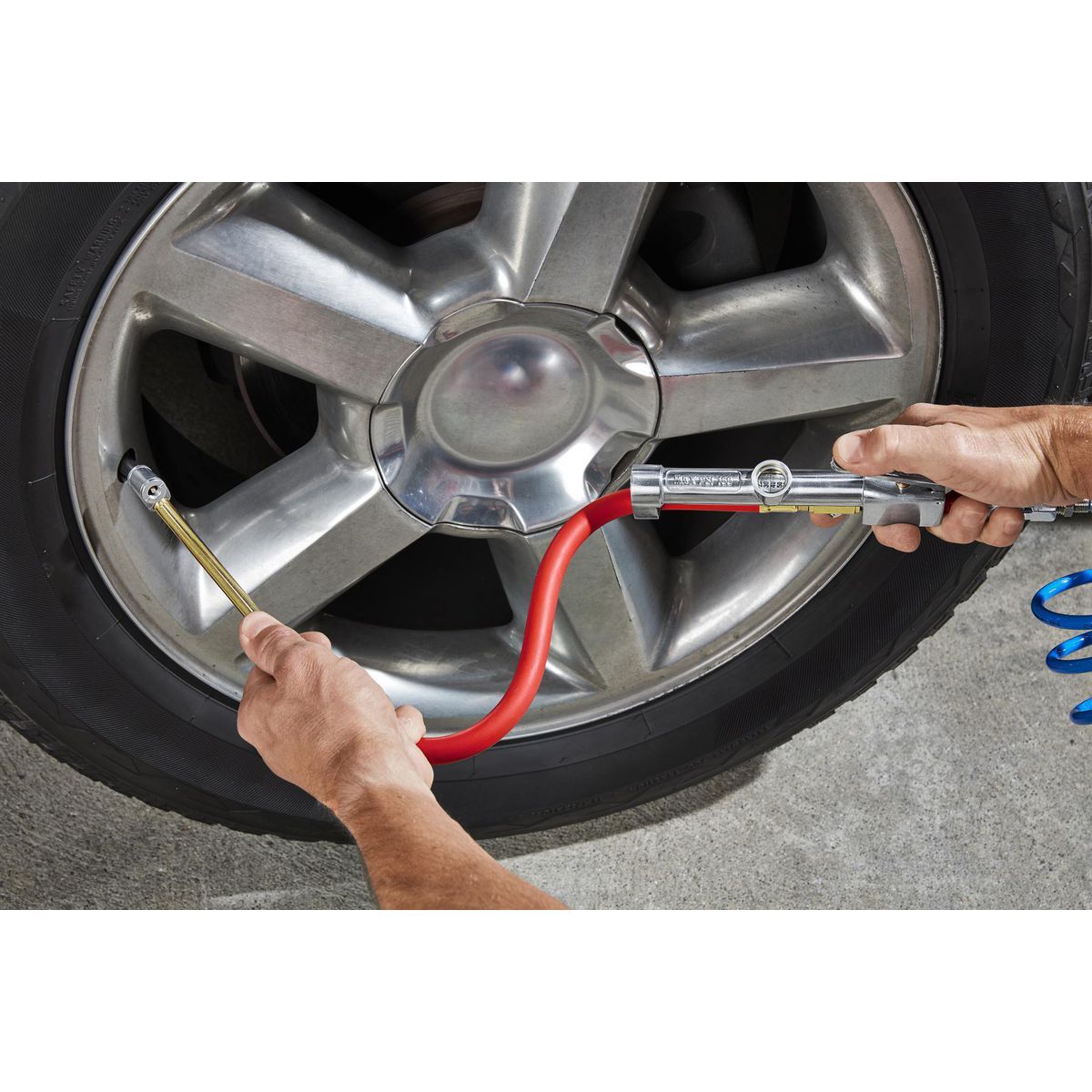 Dual-Head Angle Chuck Inflator with Inline Gauge J369