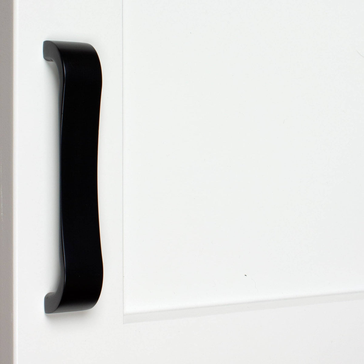 Matte Black Curved Flat Cabinet Pull Handles, Pack of 25 O815211